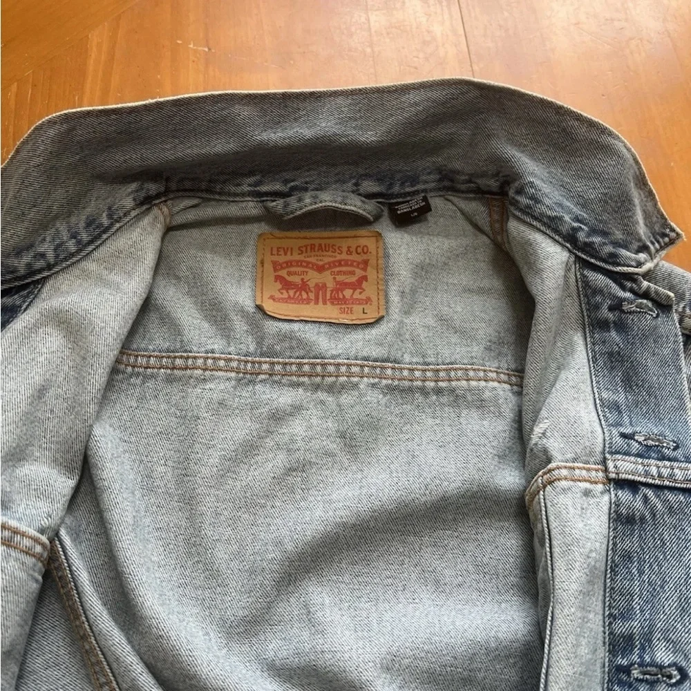 Levi’s Distressed Trucker Jacket 72334-0674 Size L Patchwork Denim Faded Wash - Picture 4 of 11